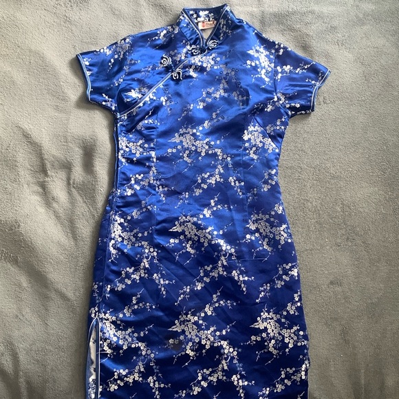 Traditional Chinese Dress - Picture 1 of 3